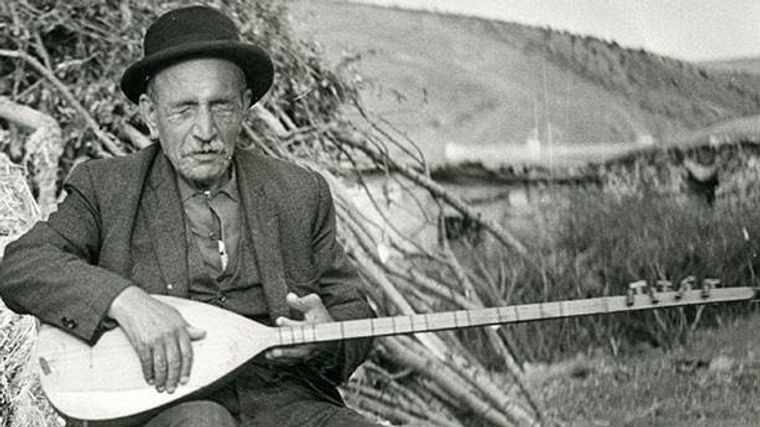 Âşık Veysel Kimdir? Hayatı, Sanatı ve Türk Halk Müziğine Katkıları