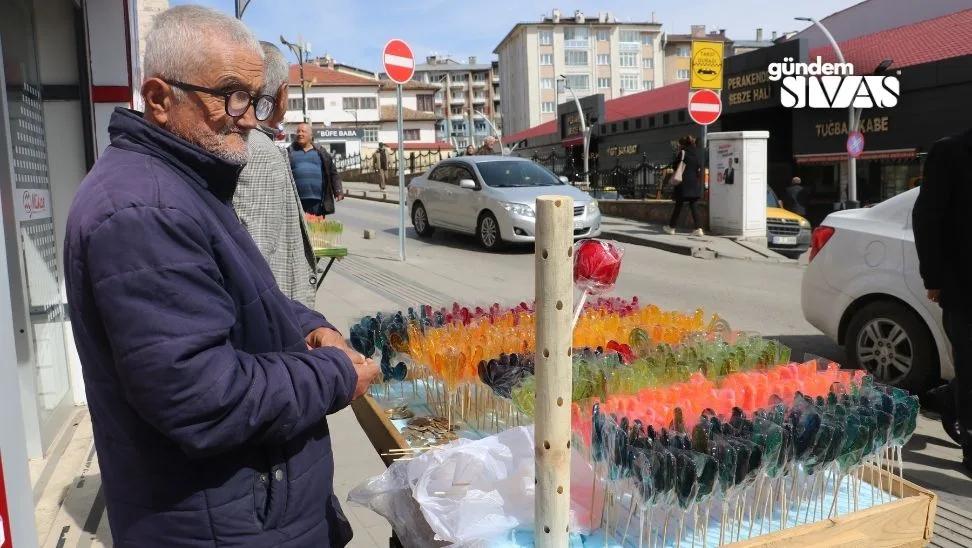 Sivaslı Satıcı, 'Horoz' Gibi Ötüyor!