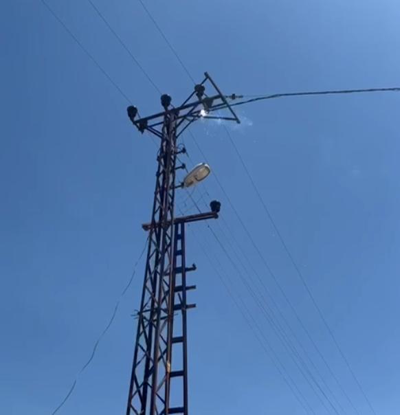 Kangal’da Yüksek Gerilim Hattı Koptu: Enerji Kesintisi ve Trafik Aksadı