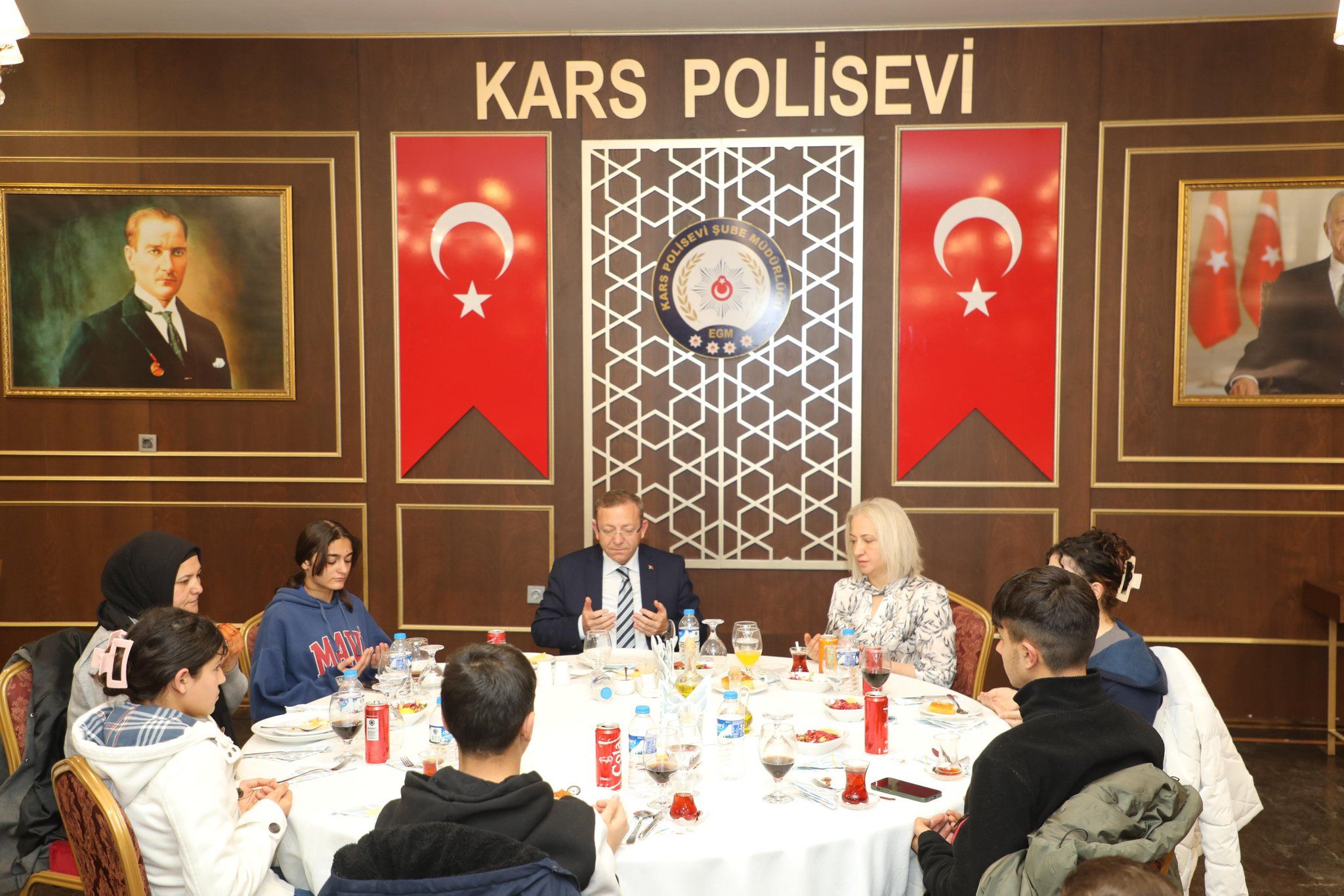 Vali Ziya Polat, Sevgi Evi'nde kalan çocuklarla iftarda buluştu - Birlik Haber Ajansı