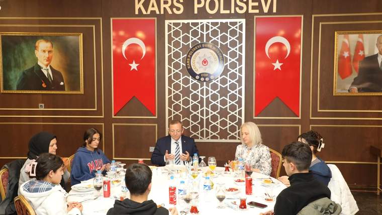 Vali Ziya Polat, Sevgi Evi'nde kalan çocuklarla iftarda buluştu - Birlik Haber Ajansı