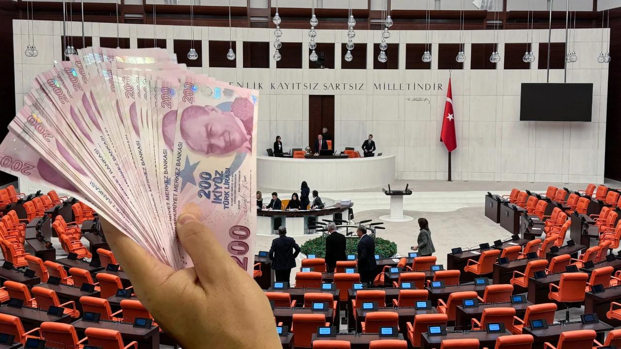 Bir el, 200 TL banknotları tutarken, TBMM Genel Kurulu'nda milletvekilleri oturuyor.