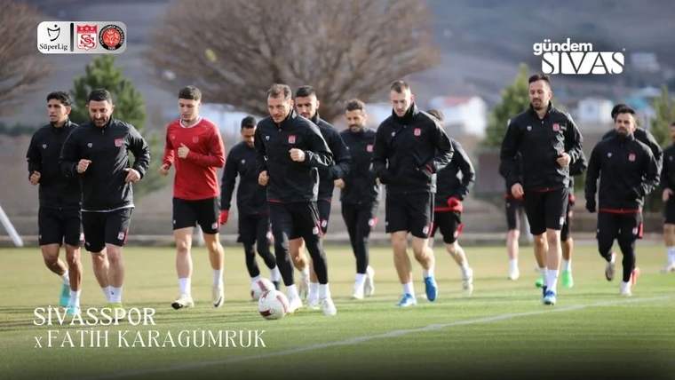 Sivasspor futbol takımı, antrenman sahasında koşu yapıyor.