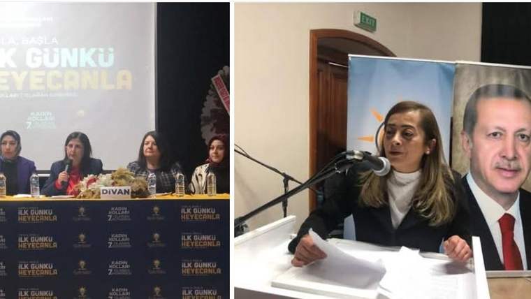 Masada oturan beş kadın ve mikrofonda konuşan bir kadın, arkalarında bir lider portresiyle görülüyor.