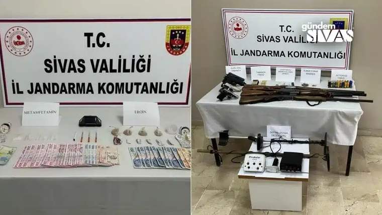Sivas Jandarma Komutanlığı'na ait bir masada çeşitli silahlar, para ve uyuşturucu maddeler sergileniyor.