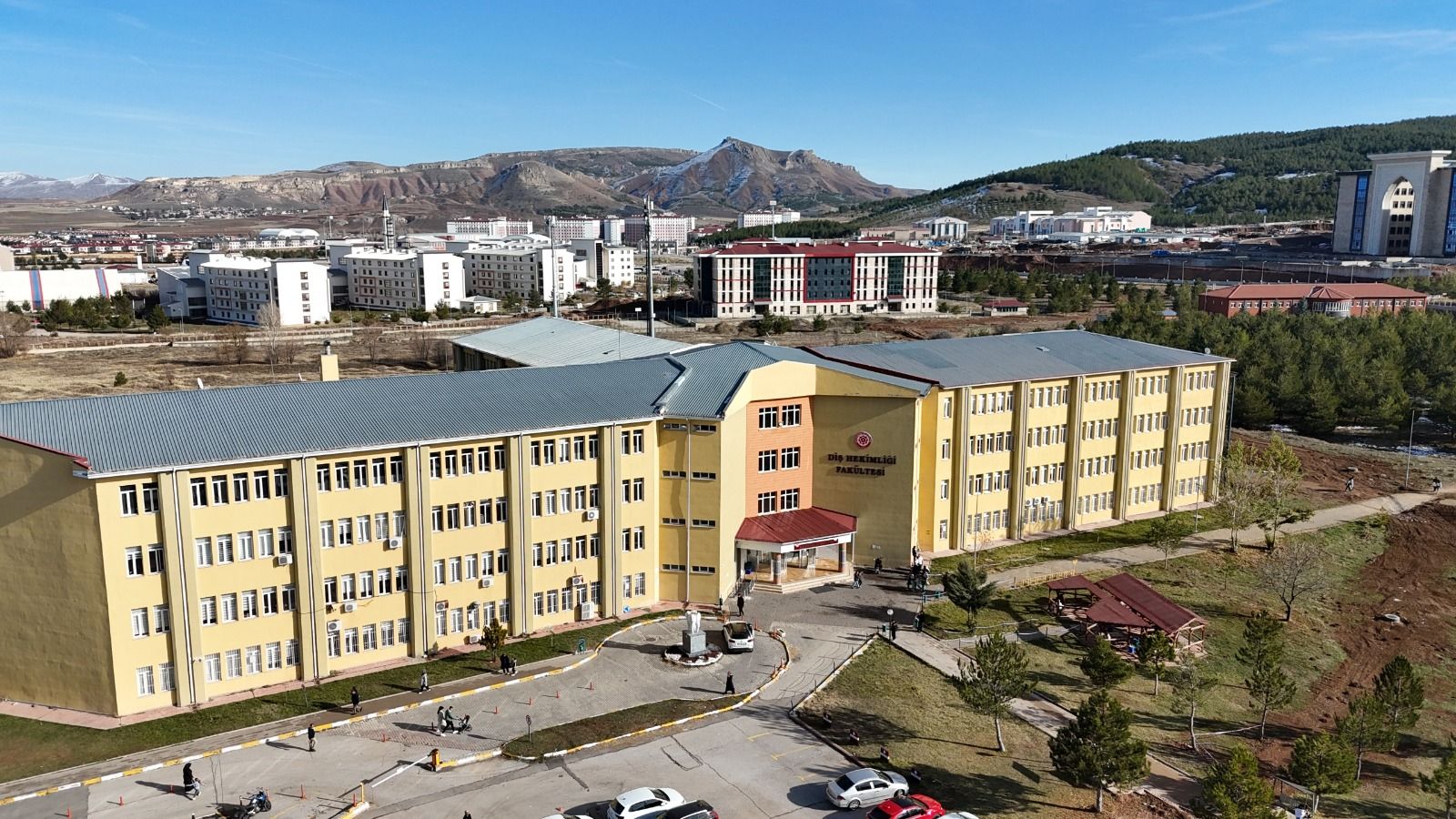SCÜ Diş Hekimliği’nde Staj Tartışması: Öğrencilerden İtiraz, Fakülteden Yanıt