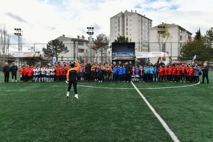 Ankara Büyükşehir Belediyesi'nden 33 halı saha!