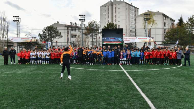 Ankara Büyükşehir Belediyesi'nden 33 halı saha!