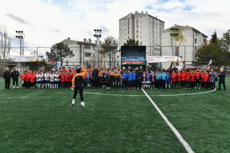 Ankara Büyükşehir Belediyesi'nden 33 halı saha!