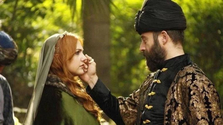 Meryem Uzerli'nin elbisesi göz kamaştırdı