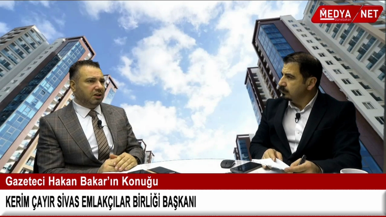 Stüdyo ortamında masada oturan iki erkek, mikrofon ve belgelerle konuşurken ekranda haber bantları görülüyor.