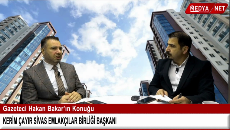Stüdyo ortamında masada oturan iki erkek, mikrofon ve belgelerle konuşurken ekranda haber bantları görülüyor.