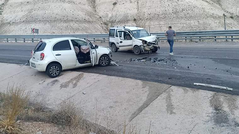 Sivas Gürün’de Kafa Kafaya Çarpışma: 4 Yaralı