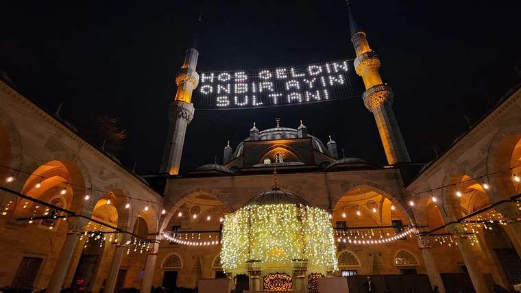 Ramazan Ayının İlk Teravihi Valide-i Cedid Camii'nde Coşkuyla Kılındı - Birlik Haber Ajansı