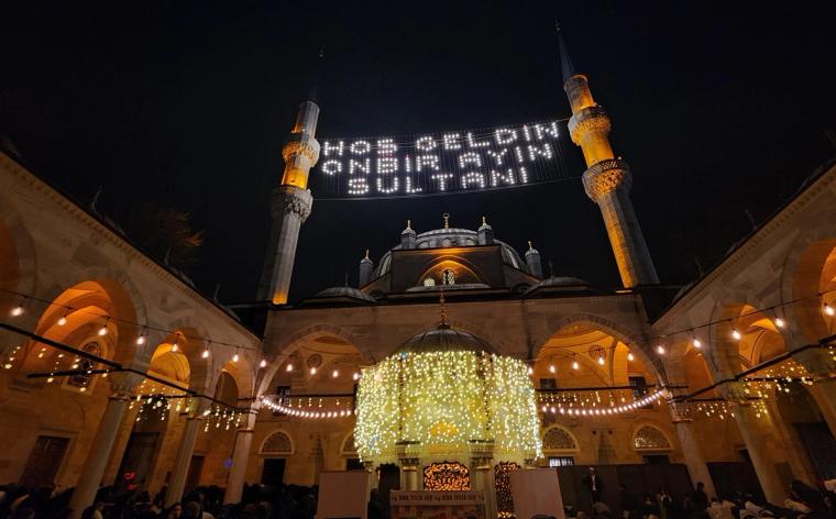 Ramazan Ayının İlk Teravihi Valide-i Cedid Camii'nde Coşkuyla Kılındı - Birlik Haber Ajansı