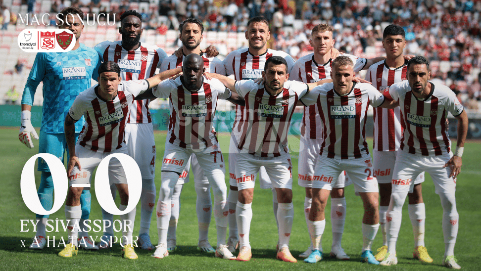 Sivasspor futbol takımı, stadyumda poz veriyor; oyuncular ön sırada dizilmiş.