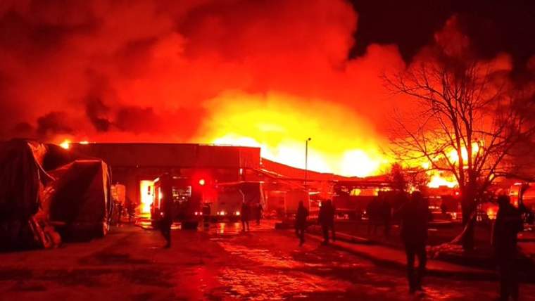Afyonkarahisar’da fabrika yangını söndürme çalışmaları sürüyor - Birlik Haber Ajansı