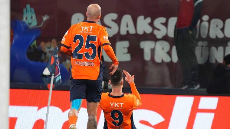 Başakşehir futbol takımından iki oyuncu, gol sevinci yaşıyor.