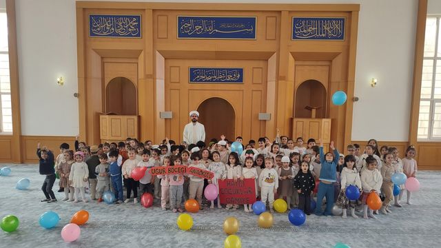 Sivas’ta Minik Kalpler Ramazan’ı Camide Yaşadı: Uğur Böceği Anaokulu’ndan Anlamlı Ziyaret