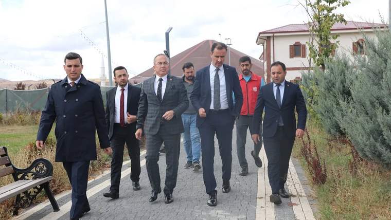 Yürüyüş yapan bir grup erkek, park alanında bir araya gelmiş.