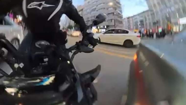 Motosiklet sürücüsü kazadan sonra hastaneye kaldırıldı