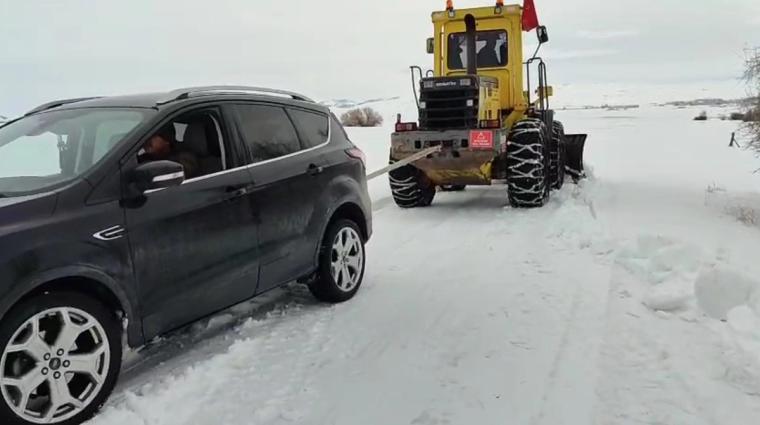 Sivas Altınyayla’da Kar ve Tipi Ulaşımı Durdurdu: Yolda Kalan Araçlar Ekiplerin Müdahalesiyle Kurtarıldı