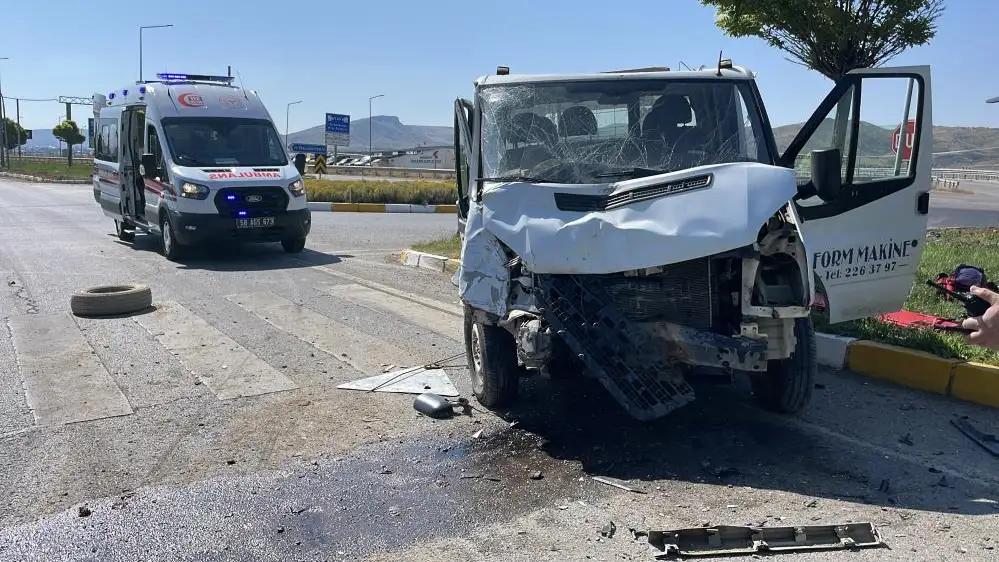 Kaza sonrası hasar görmüş bir kamyonet ve ambulans yol kenarında duruyor.