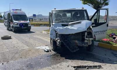 Sivas'ta İki Kamyonet Çarpıştı!