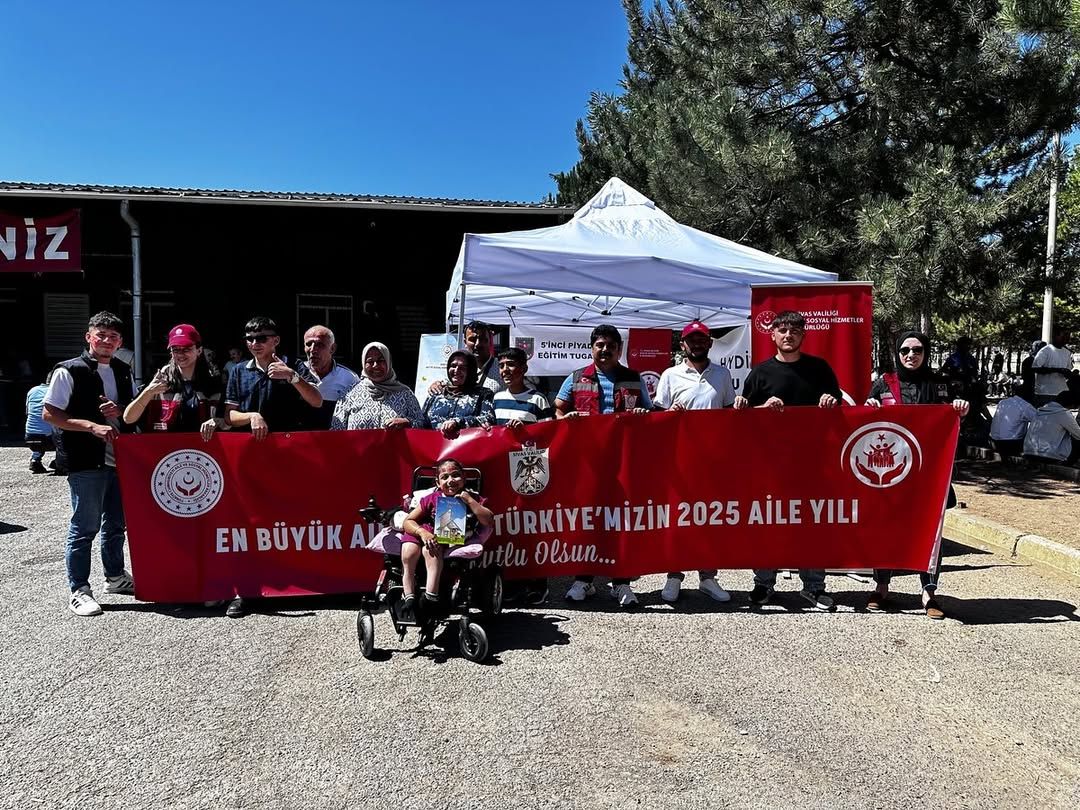 Sivas'ta Aile Yılı Farkındalık Etkinliği: Kışlada Çocuklara Neşe, Ailelere Bilgilendirme