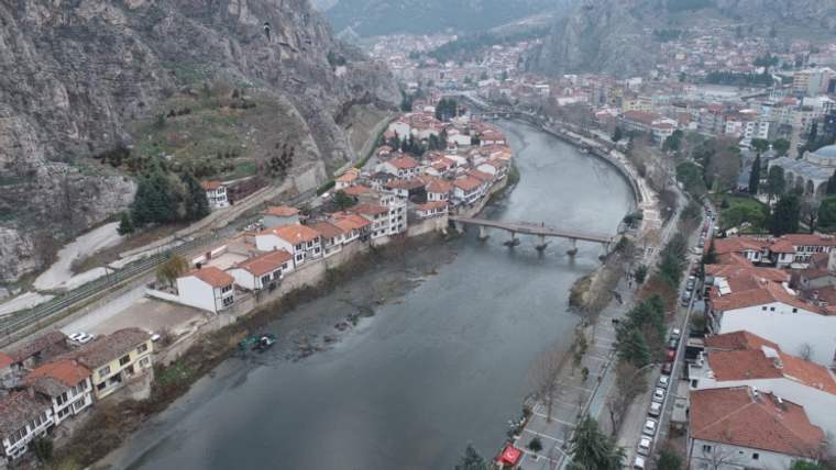 Yeşilırmak Nehri'nin çevresinde yer alan evler ve köprü görünümü.