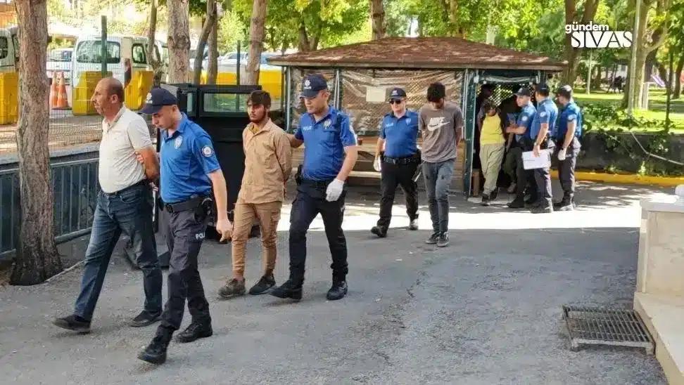 Polisten Kaçan Araçtan 8 Kaçak Çıktı
