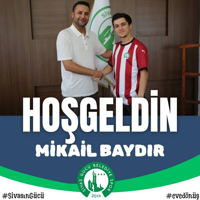 Bir kişi, üzerinde yeşil-beyaz-kırmızı forma bulunan genç bir futbolcuyla el sıkışıyor; altta “Mikail Baydır” yazıyor.