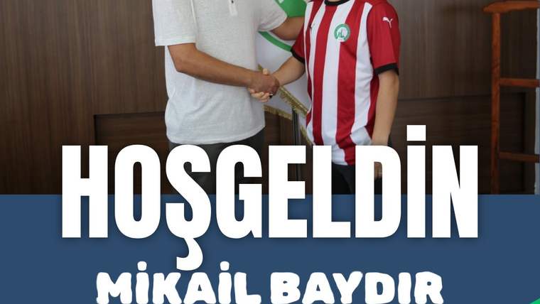 Bir kişi, üzerinde yeşil-beyaz-kırmızı forma bulunan genç bir futbolcuyla el sıkışıyor; altta “Mikail Baydır” yazıyor.