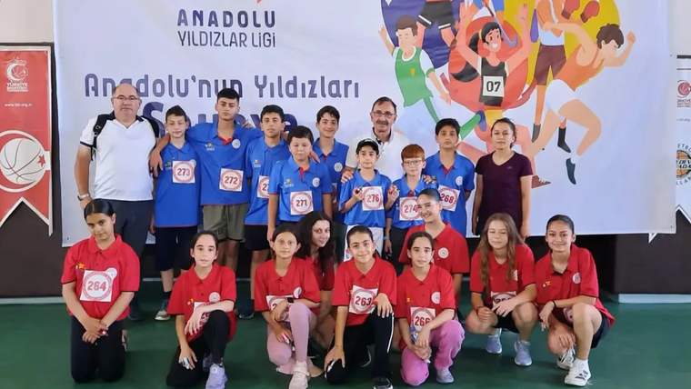 Oryantiring sporcuları, yarışma sonrası bir arada poz veriyorlar.