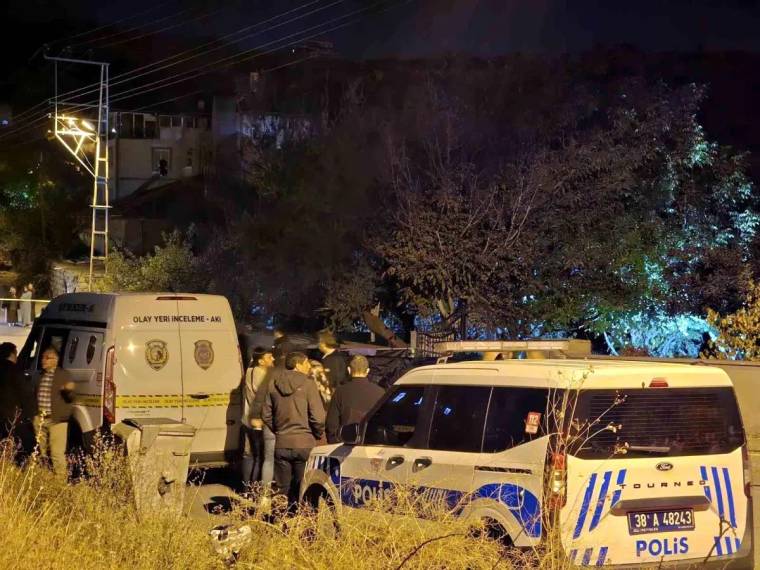 Gece aydınlatılan sokakta olay yeri inceleme ve polis araçları yanında birkaç kişi duruyor.