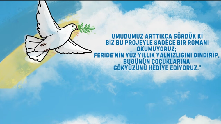 Bir güvercin, ağzında zeytin dalıyla uçuyor; arka planda mavi gökyüzü ve beyaz bulutlar var.