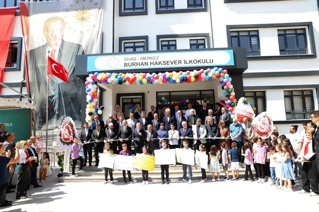 Sivas'ta Eğitime Hayat Verenler Projesi Kapsamında Yeni İlkokulu Açıldı