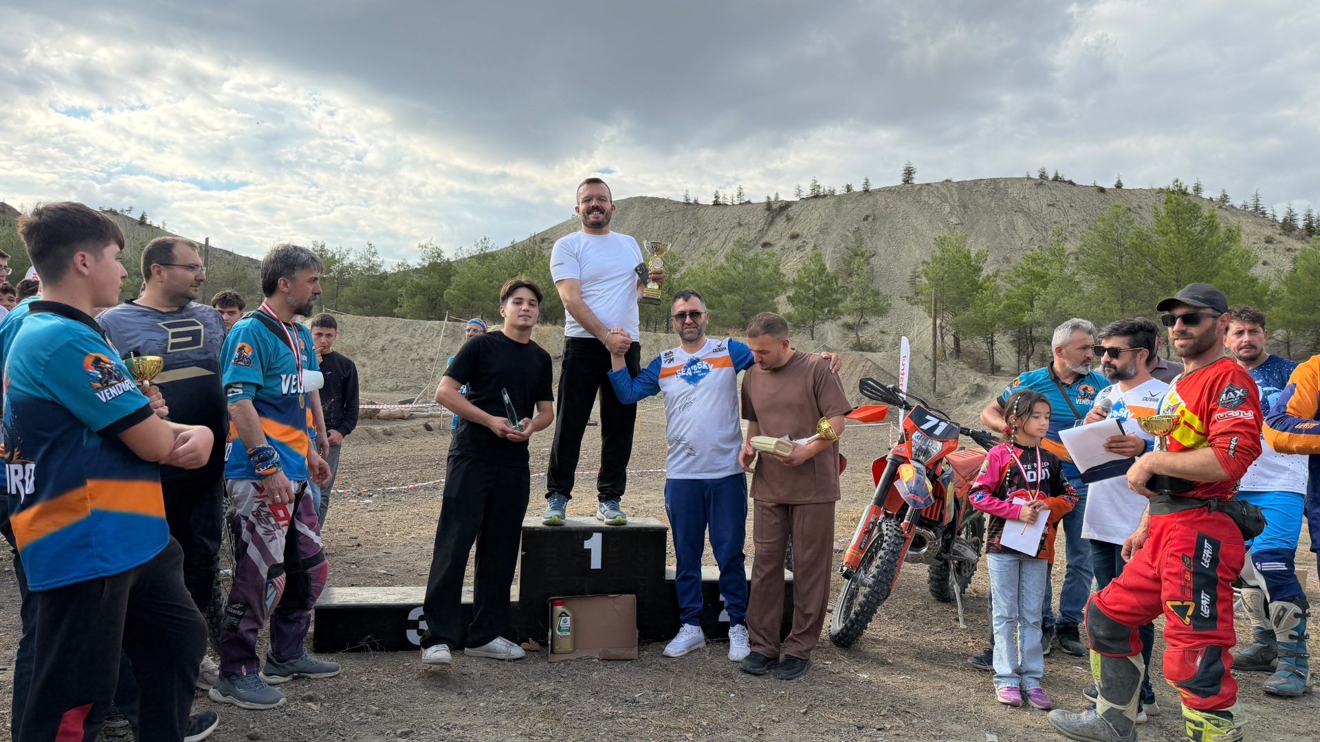Sivaslı Motorcular Çorum’dan Üç Kupayla Dönüyor