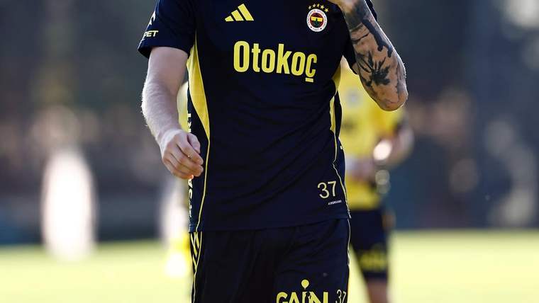 Sarı lacivert formalı, üzerinde Fenerbahçe arması ve 37 numarası bulunan futbolcunun saha görüntüsü