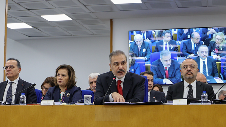 Dışişleri Bakanı, TBMM Plan Bütçe Komisyonu'nda bütçe sunumu yapıyor, arka planda komisyon üyeleri görünüyor.