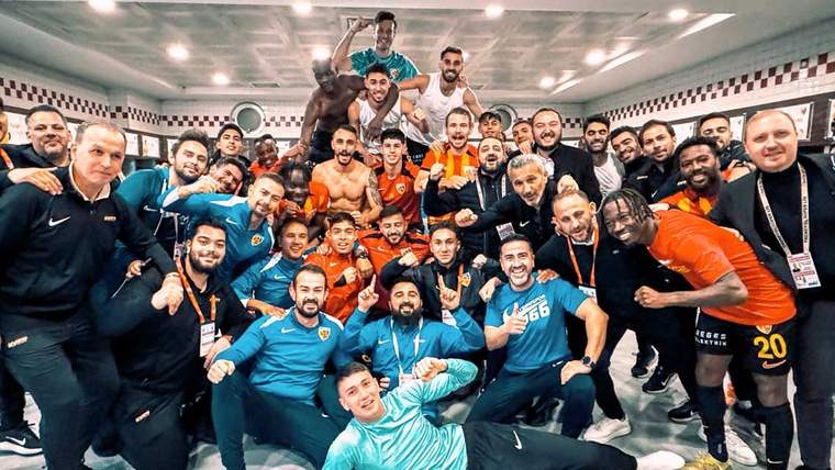 Kayserispor futbol takımı, galibiyet sonrası soyunma odasında kutlama yapıyor.