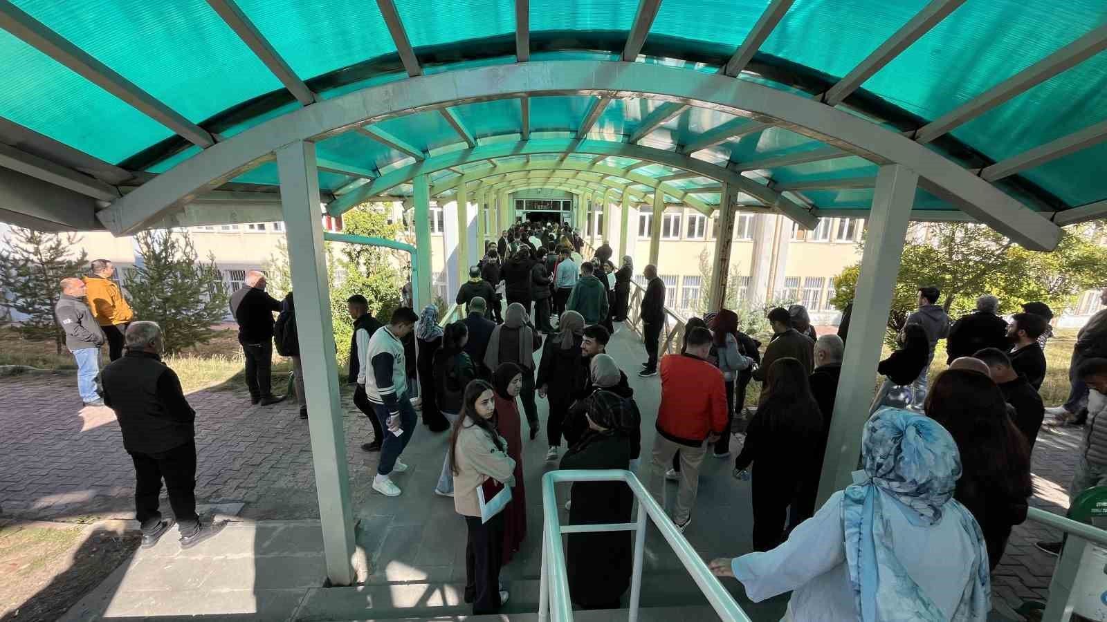 Sivas’ta sınav kapısına saniyeler sonra ulaşan genç alınmadı