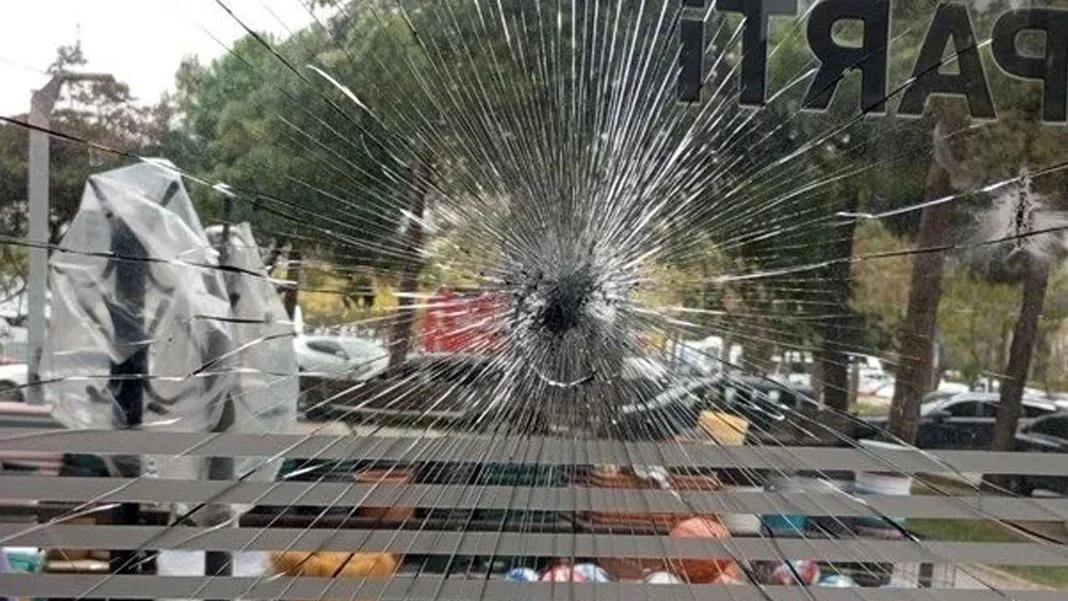 Beylikdüzü'nde AK Parti ilçe binasına saldıran şüpheli yakalandı