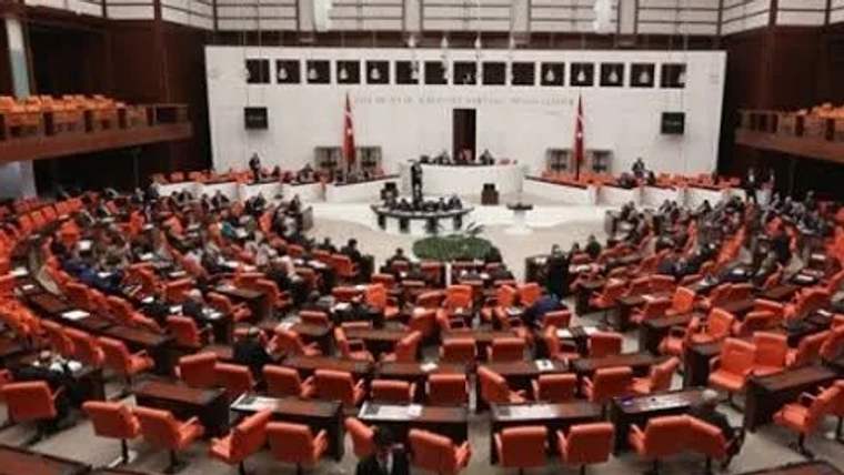 TBMM genel kurulu, turuncu sandalyelerle dolu bir oturumda görüntüleniyor.