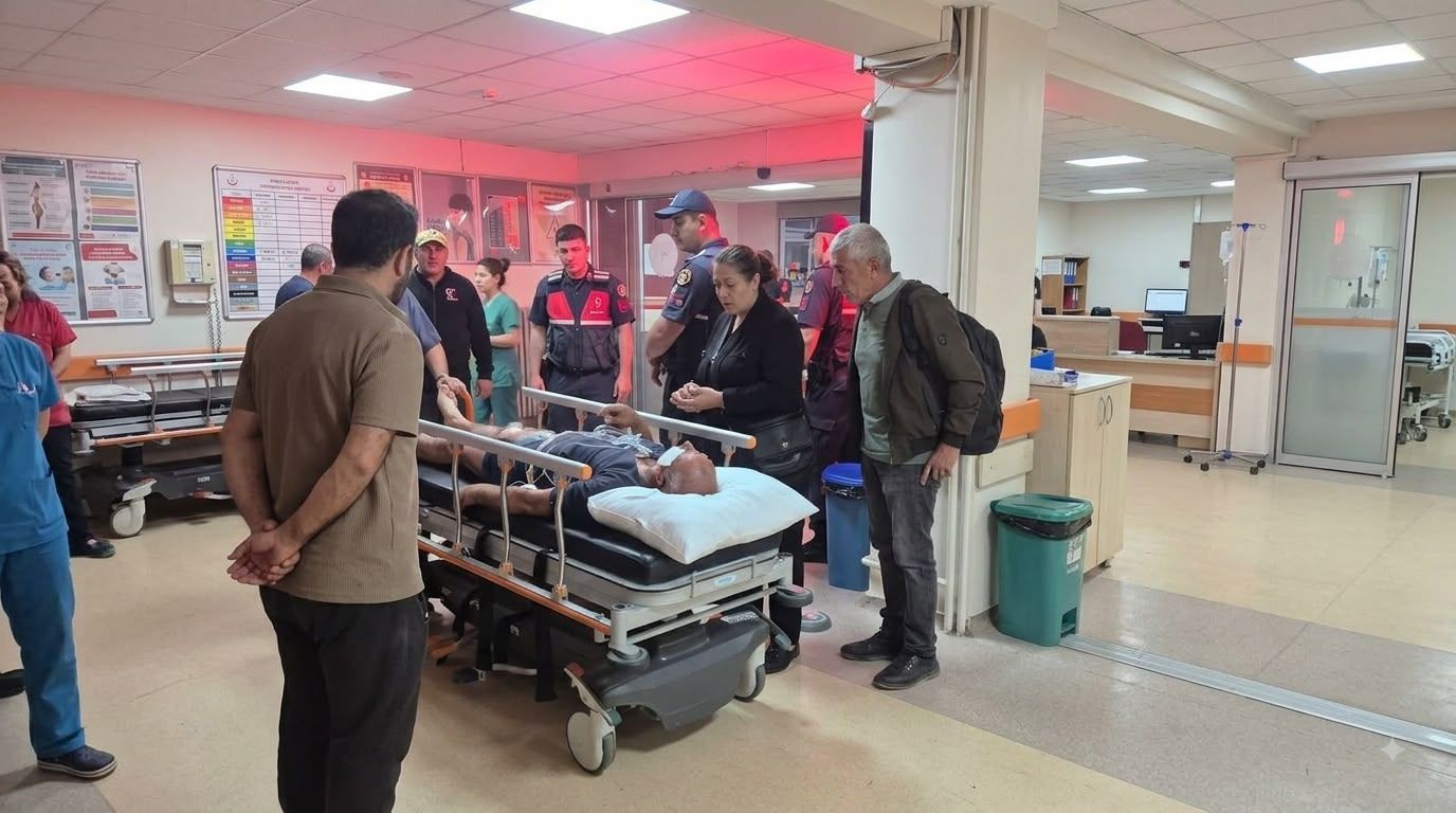 Hastane koridorunda, sedyede yatan bir kişinin çevresinde sağlık çalışanları ve birkaç kişi duruyor.