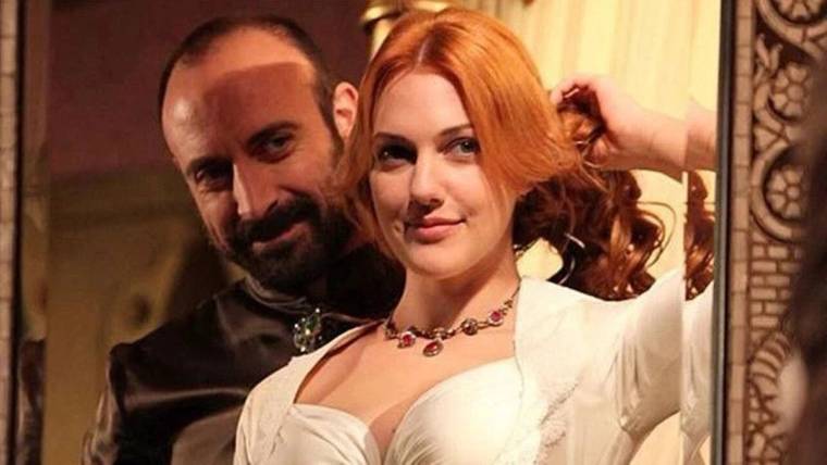 Meryem Uzerli'nin elbisesi göz kamaştırdı