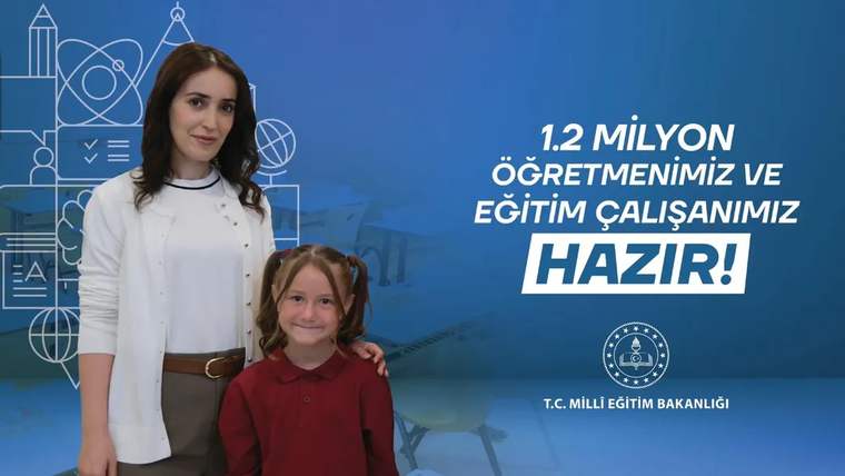 Bir kadın ve bir kız çocuğu, arka planda eğitimle ilgili grafiklerle birlikte poz veriyor.