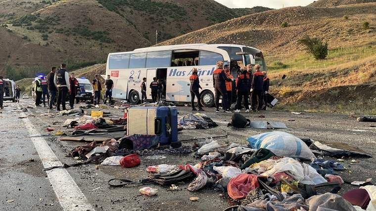 İmranlı İlçesinde Feci Otobüs Kazası: 4 Can Kaybı, Sürücü Tutuklandı