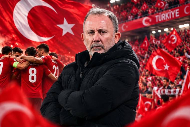 Kollarını kavuşturan bir adamın önünde kırmızı formalı futbolcular ve Türk bayrakları görülüyor.