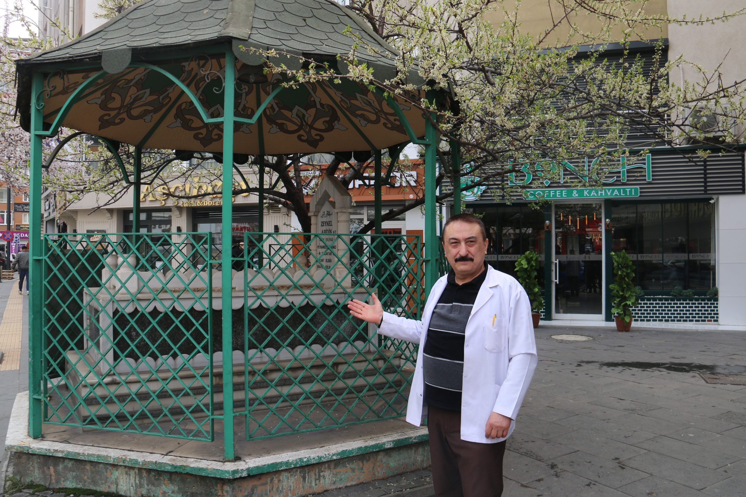 Sivas’ta Kaldırımın Ortasındaki Arap Evliya Türbesi Görenleri Şaşırtıyor! İşte Rivayetli Hikayesi